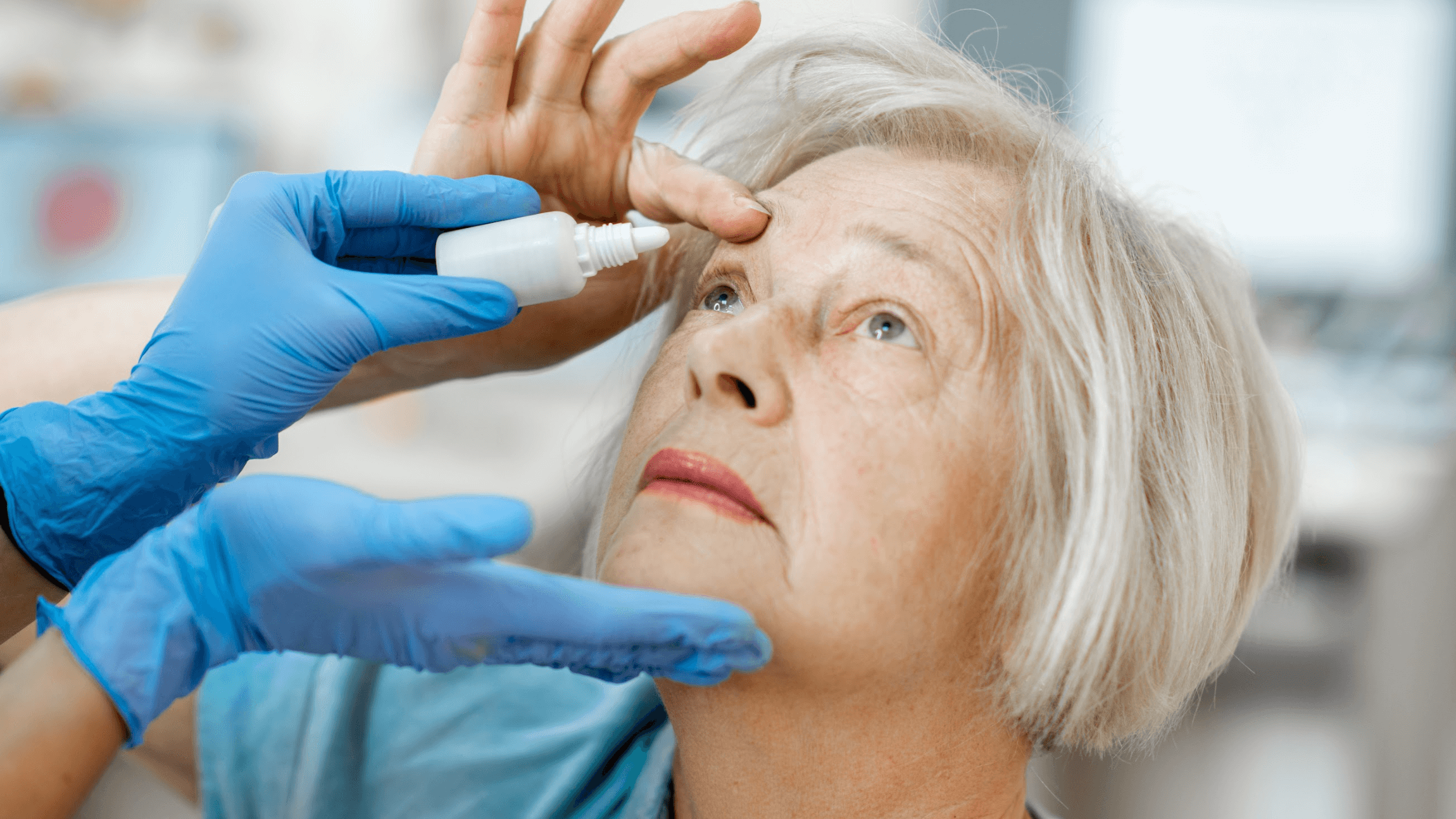 Мыть голову после операции катаракты. Медсестра в офтальмологии. Пожилые пациенты глаза.